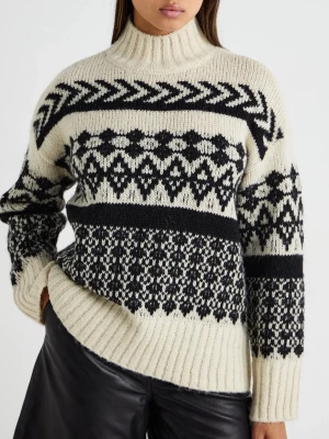 Stickad polotröja - Säljer en supermysig stickad polotröja i beige och svart med grafiskt mönster från Vero Moda. Perfekt för kalla dagar! ❄️Helt ny och oanvänd men har tagit bort prislappen så kan inte lämna tillbaka! Pris kan diskuteras 🫶🏻