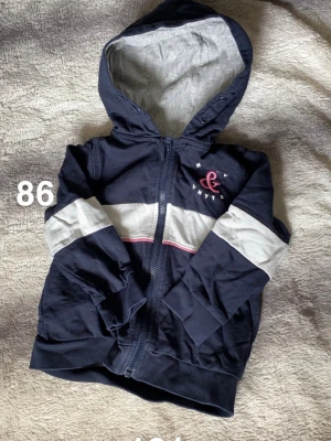 Lindex tröja - Fint använt skick. Storlek 86