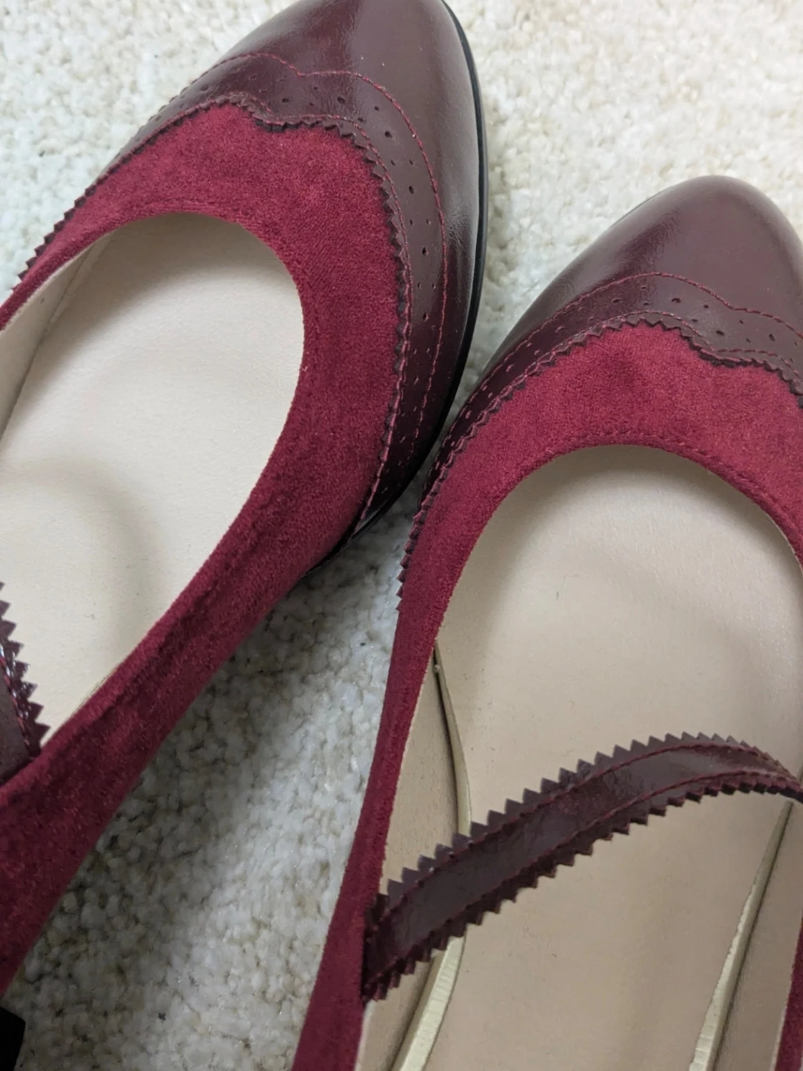 Vinröda Mary Jane pumps med mockadetaljer - 4