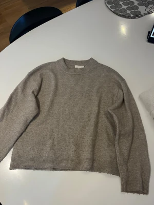 Beige stickad tröja från H&M - Beige stickad tröja från HM, bra skick😁