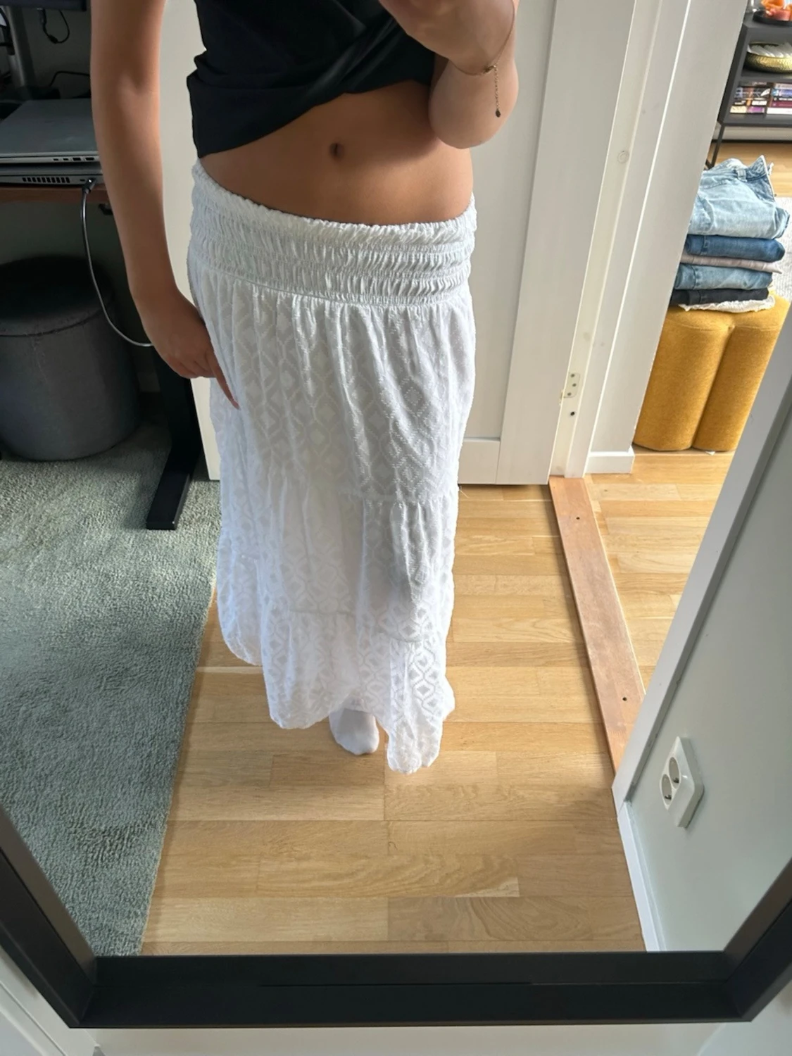 Vit långkjol med broderat mönster