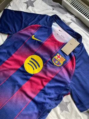 FC Barcelona Hemmatröja 2025 – Matchtröja | Ny - FC Barcelonas hemmatröja för säsongen 2025. Samma modell som används under match.  – Helt ny, aldrig använd – Årets matchtröja – Bra passform – Passar både match och vardag