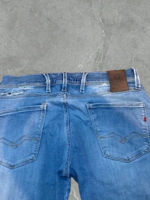 Replay anbass W30  - Replay jeans i den mest populära modellen (anbass)(slimfit)☺️😄  Storlek: W30-L34 (passar L32)📏📐  Ny pris: 1899kr mitt pris 249kr  Skickas inom 24h efter köp🙌🏼🤩  Kontakta för frågor osv🙌🏼‼️