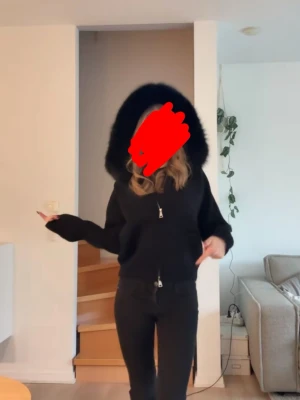 Alessa jacket, inga defekter alls som ny❤️ - Svart Alessa jacket så fin helt som ny, skött om pälsen så den är fortfarande fluffig och fin! pris kan diskuteras, skriv för fler bilder storlek xs/s