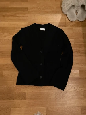 Denna trendiga kofta - Säljer min fina kofta ifrån WERA, använd fåtal gånger och är i nyskick. 