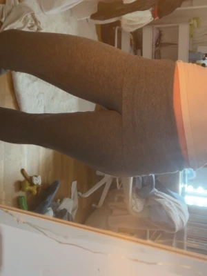 Yogapants från Gina Tricot - Säljer ett par gråa yoga pants från Gina Tricot i storlek 158/164. De är ribbade och har en stretchig passform. Säljer pga att de är lite för korta för mig 💞