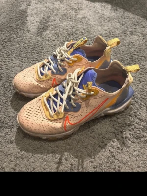 Nike React Vision – Size EU 38.5 - Selling a pair of Nike React Vision sneakers in very good condition. Worn carefully and well maintained.  Size: EU 38.5 Condition: Very good – no major flaws Colorway: Beige / pastel tones with orange Nike Swoosh Super comfortable React sole Lightweight, stylish and perfect for everyday wear  These sneakers combine comfort and modern design, making them great for daily use or casual outfits. From a smoke-free home.  Fast shipping No original box  Feel free to message me if you have any questions