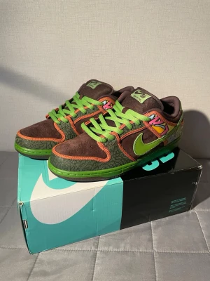 Nike SB Dunk Low De La Soul – DS / Never Worn – US 11 / EU 45 - Selling a brand new, never worn (DS) pair of Nike SB Dunk Low De La Soul in size US 11 / EU 45.  This is a true collector’s pair. Shoes have never been worn, with factory-fresh outsoles, intact suede nap, clean toe boxes, and untouched interior padding. Comes with the original Nike SB box and original contents. Box condition: The box shows visible wear and corner damage (see photos). Shoes themselves are unaffected. Box is original and correct for the release.  Details: • Condition: Brand new / 