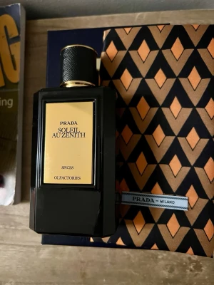 Prada Mirage   Soleil Au Zenith EdP - Exklusiv parfym från Prada Olfactories-kollektionen. Flaskan har en stilren design. Märkt med 'Spices'. Tillverkad i Italien. Ca 90-95% kvar. Mer lämplig för en samling än för vardagsbruk.