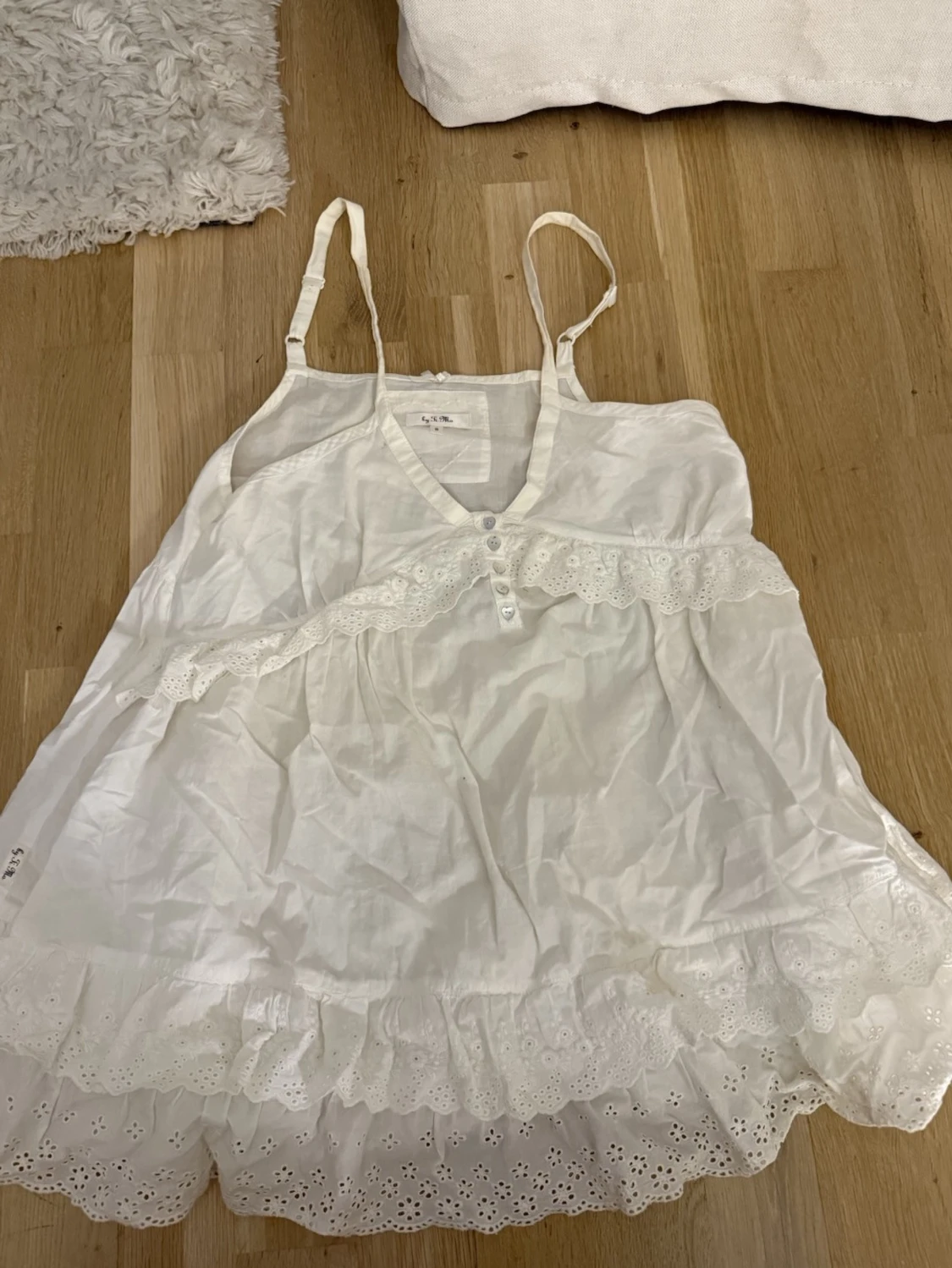 Vit spetsdetaljerad linnetopp by Ti Mo