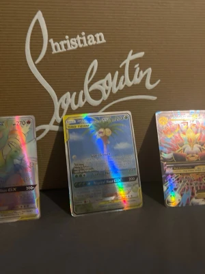 Ingen väst på bilderna - Bilderna visar samlarkort från Pokémon, inte någon väst. Kontakta mig om du söker västar eller vill ha mer info om Pokémonkort.