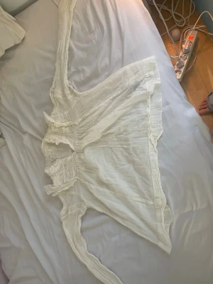 en blus från gina tricot  - en blus från gina tricot som e nästan helt oanvänd som e en lite mjölk vit fär i storlek 146/152