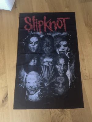 Slipknot flagga - En flagga i tyg med bandet slipknot på är samma storlek som en stor plansch ungefär.