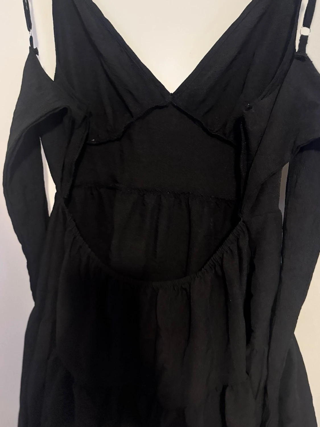 Svart kort klänning med volang - 1