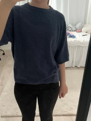Mörkblå stickad tröja med halvärm - Mörkblå kvartsarmad tröja från lager 157 i storlek xs. Tröjan är i nytt skick och är använd få gånger men är lite nåprig