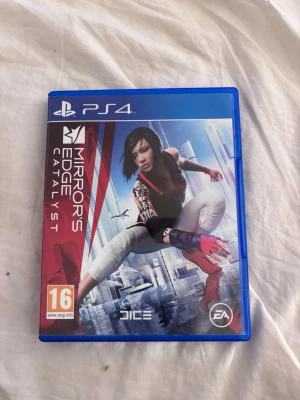 Mirror's Edge Catalyst PS4 - Mirror's Edge Catalyst till PlayStation 4 i fint skick. Komplett med fodral och skiva, inga synliga repor eller skador. Ett actionfyllt parkourspel i en futuristisk stad. PEGI 16. Perfekt för dig som gillar äventyr och snabba rörelser.Vill man köpa flera st sv spelen så är det bara o kontakta 