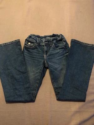 Blå jeans från Gina Tricot - Ett par klassiska, snygga blå jeans med vita sömmar från Gina Tricot i storlek 158. Säljer tyvär jeansen för att dem är för små. De är använda en del men är inte alls söndriga och är fortfarande i jätte bra sick. Du betalar frakten!