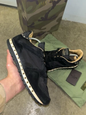 Valentino rockrunner skor - Säljer ett Par Rockrunners skor i  Fint skick Skick: 8,5/10🧮  Inkluderat: box ingår!♦️  Pris: 1399kr ej hugget i sten🎗️  Storlek: 41♣️ passar 42 Snabbaffär = priset sänks-SERIÖSA BUD🔓
