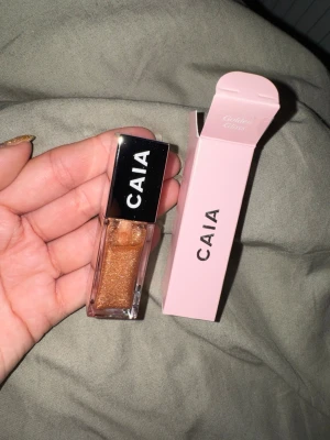 CAIA Golden Gloss läppglans - Säljer ett CAIA Golden Gloss läppglans i en snygg guldig nyans med massor av skimmer. 