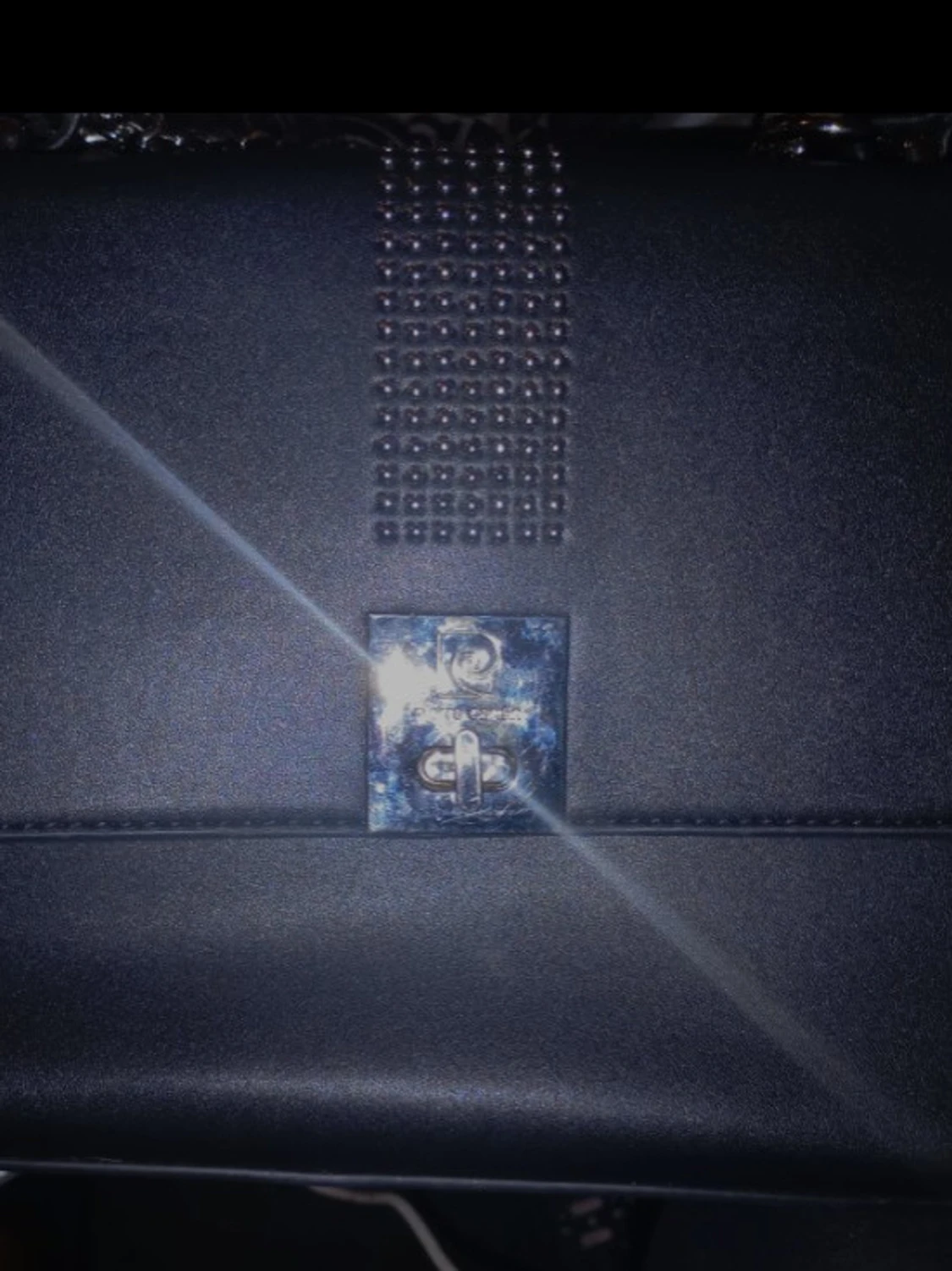 Svart handväska med kedja och nitar - 5