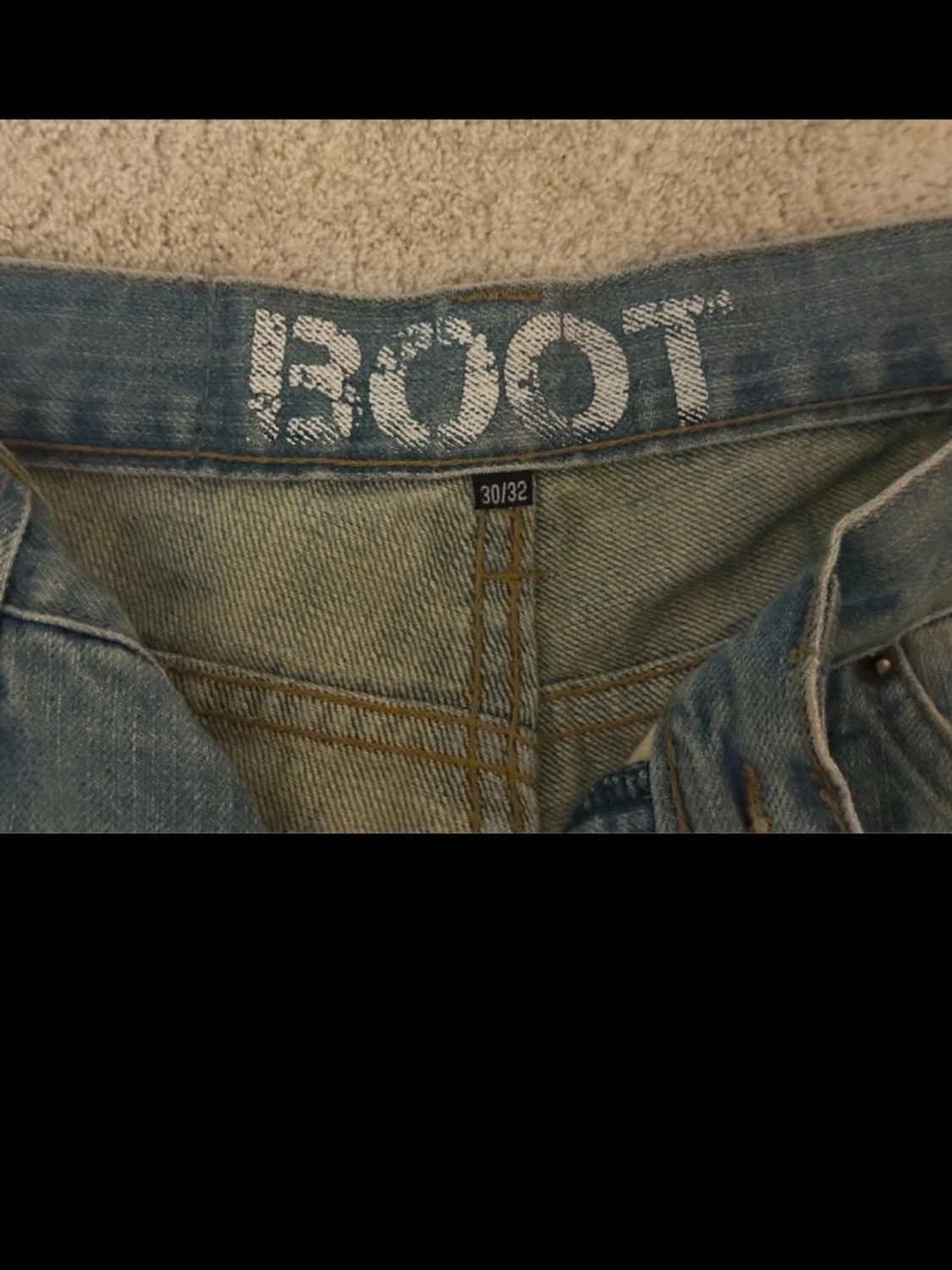 Bootcut ljusblå jeans med slitningar - 4