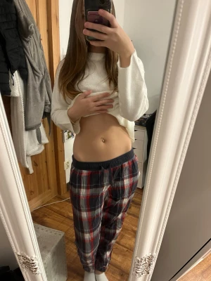 Rutig mjukisbyxa med snörning - Jätte sköna mjukisbyxor i storlek 158/164 från Kappahl. Skulle säga passar Xs/34!. Inga defekter och bra skick!