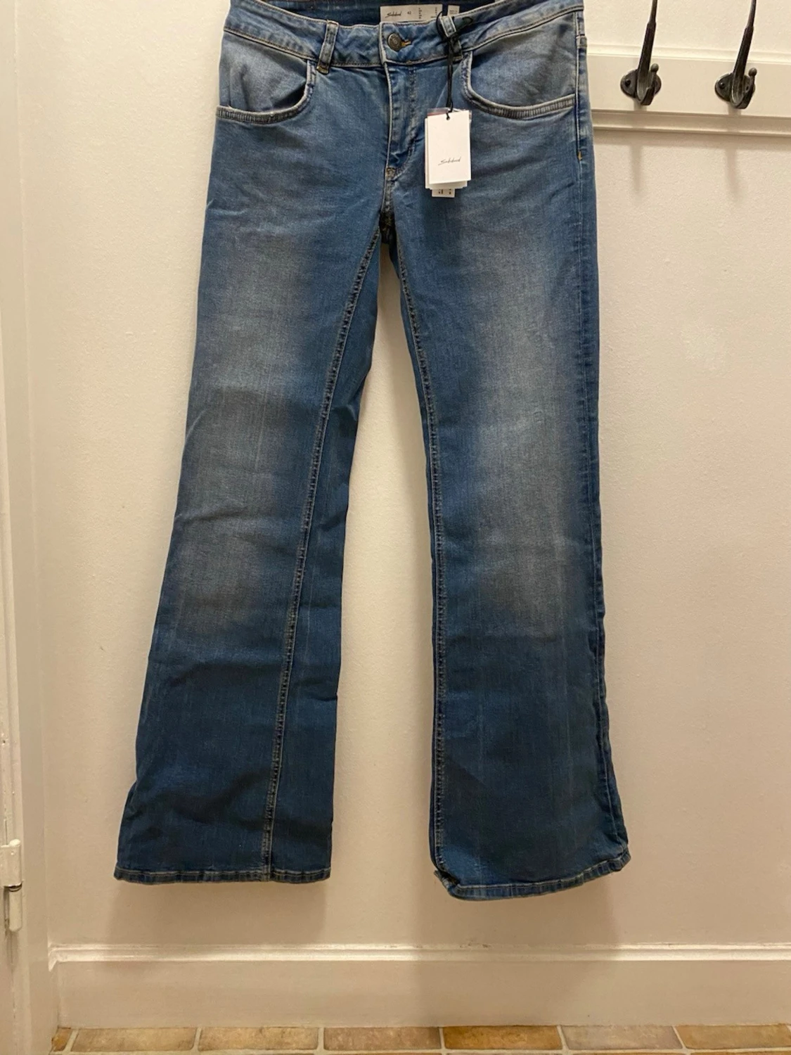 Blå bootcut jeans från Subdued