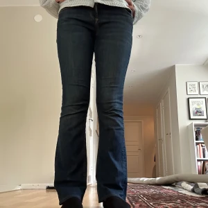Blå bootcut jeans från Zara - Snygga mörkblå jeans från Zara i bootcut. Jeansen har låg midja och är så sköna. Jeansen har en lagning i skrevet (hos en skräddare) som bara syns inifrån. Är bra i längden för mig som är 170cm. Perfekt till hösten och skolan! Köparen står för frakt💘💘 