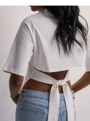 Back tee Nelly - Säljer denna jättesöta toppen ifrån Nelly i fint skick💗🤍