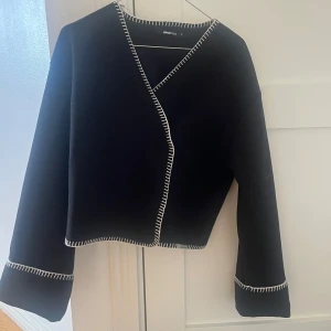 Kappa/cardigan  - Säljer denna kappa från gina i storlek xs men passar även s. Den är i väldigt bra skick! 
