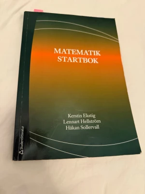 Matematik Startbok - Perfekt för dig som vill få koll på grunderna i matematik! Boken går igenom viktiga områden som algebra, funktioner, trigonometri och sannolikhetslära. Många exempel och övningar hjälper dig att utveckla din förståelse, oavsett om du pluggar på högskolan/ universitet eller vill fräscha upp dina kunskaper.