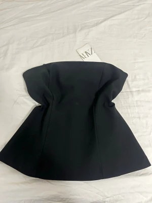 Svart bandeau-topp från Zara - Kommer ej till användning. Ny.