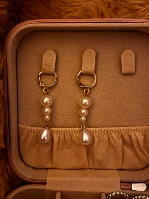 Örhängen  - Egengjorda. Rostfritt stål. Postar oftast samma eller dagen efter köp 