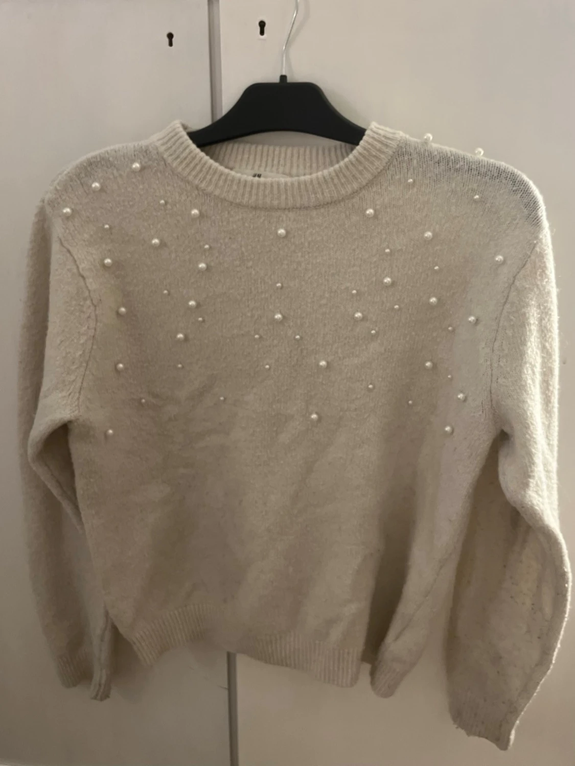 Beige stickad tröja med pärlor H&M