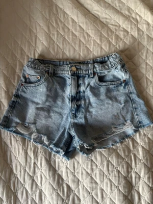 Jeansshorts - Säljer dessa ljusblå jeanshortsen från Gina💗 storlek 158 och de är i bra skick! Perfekta till sommaren💗
