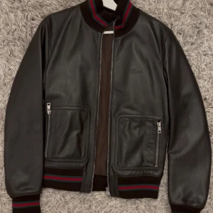 Svart skinn bomberjacka från Gucci - Gucci skinnjacka, kartong medföljer ej. Priset kan diskuteras via pm, även frågor. Om jag ej svarar går det bra att ringa.0763251319. 