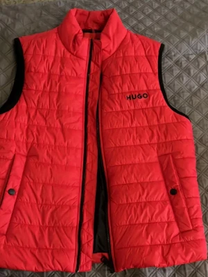 Röd väst för män från Hugo - Riktig väst för män från Hugo. Aldrig använt helt nytt, köpte den för 1800 säljer för lite mindre pris. Priset kan diskuteras lite🤭🖤