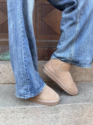 Mini boots från Nelly  - Säljer ett par beiga mini boots från Nelly i storlek 39.  De är för tillfället helt slutsålda på hemsidan. Jag köpte dem helt nya från Plick men skorna var för stora för mig så jag väljer att sälja vidare. Jag har bara provat skorna för att se om de passar men aldrig använt dem. Nypris är 299 kr. 