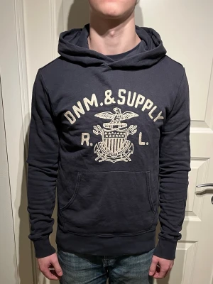Ralph Lauren Denim & Supply Hoodie - Säljer en skön Ralph Lauren hoodie! | Fint skick syns möjligen lite att den är använd men inga defekter! | Storlek M. | Ställ gärna frågor innan du köper!