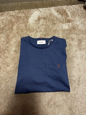 Blå t-shirt från Les Deux - HELT NY T-shirt från Les Deux i fin blå färg . Nypris 499! Priset ej hugget i sten hör av er vid frågor eller funderingar! 