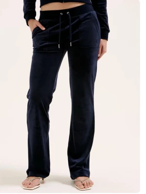 Mörkblå juicy couture byxor - Mörkblå mjukisbyxor från Juicy Couture i storlek XS. Dem är k mycket bra skick men använder dem inte längre så därför säljer jag dem. Använd gärna köp nu