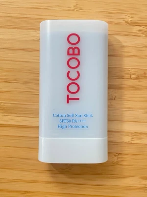 TOCOBO Cotton Soft Sun Stick SPF50 - TOCOBO Cotton Soft Sun Stick är en solskyddsstick med SPF50 PA++++ som ger hög skydd mot solen. Produkten har en ljusblå färg och kommer i en vit, avlång plastförpackning med röd och blå text. Innehåller bomullsextrakt och anti-sebum-komplex. Perfekt att ha med sig i väskan. Använd. 