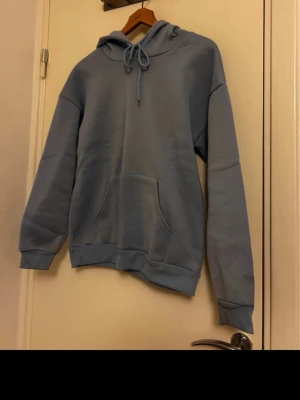 Blå hoodie från SHEIN i storlek S - En jätte fin och mjuk hoodie från SHEIN. Hoodien är blå och i storlek S, den är även väldigt mjuk och skönt. 