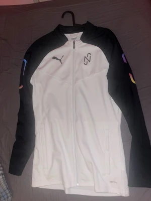 Vit och svart zip-jacka från Puma - Puma träningtröja Neymar jr edition. Köpte dem för länge men använde de bara 2 gånger! Storlek S men fortfarande för stora för mig, jag är 162 cm lång.