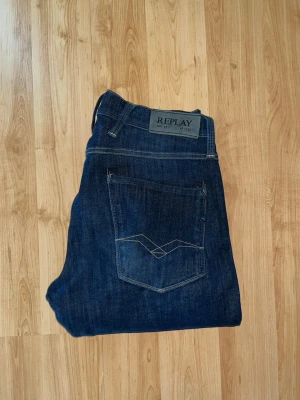 Replay jeans - Säljer ett par Replay jeans i mörkblå tvätt med snygga kontrastsömmar. Jeansen har en slim passform och raka ben, tillverkade i stretchigt jeansmaterial för skön komfort. OBS storlekslappen saknas men jag skulle uppskatta storleken till W31, L34, MEN utgå efter måtten. JAG SKICKAR EJ FLER BILDER NÄR JAG BÄR JEANSEN! För storleksguide kolla måtten noggrant då jeansen alltid kan vara uppsydda heller krympta och jag ej tar ej emot returer :) s5,3