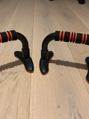 Hantlar  - Dom kan hjälpa dig om du gör t.ex armhävningar för att slippa få ont i händerna om du kanske är utomhus eller vi stå på händer 