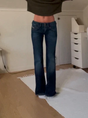 Lågmidjade diesel jeans - Storlek 27, passar s☺️ bra skick förutom att de är väldigt slitna längst ner på baksidan som syns på sista bilden🤩