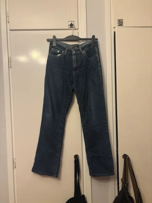Baggy jeans - Mörkblå baggy jeans med snygga broderade fickor. De är i strorlek 10 (australensk skorlek). Men jag skulle sga att de passar folk som är 155-170cm. Skriv om ni har frågor! Priset kan diskuteras och jag kan gärna mötas upp!