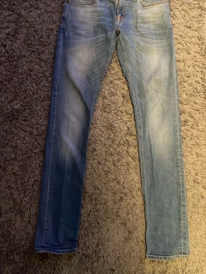 Replay Anbass ljusblå jeans herr - Hej säljer dessa cleana nudie byxorna pågrund av att de inte kommer till användning. Jeansen är i strl 29W 34L. Jeansen har inga defekter. Hör av er om ni har några frågor. MVH WallstenCloset 