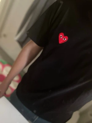 Comme des garçon tröja - En väldigt fin cdg tröja i utmärkt skick och till ett bra pris!                                Tröjan har endast använts vid ett handfull tillfällen och därav nästintill nyskick.                                                              Vid intresse eller minsta fråga är det bara höra av sig! Mvh 